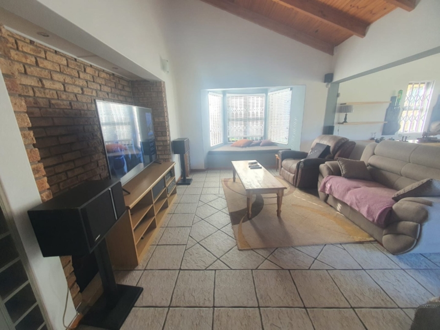 To Let 4 Bedroom Property for Rent in Beacon Bay Eastern Cape